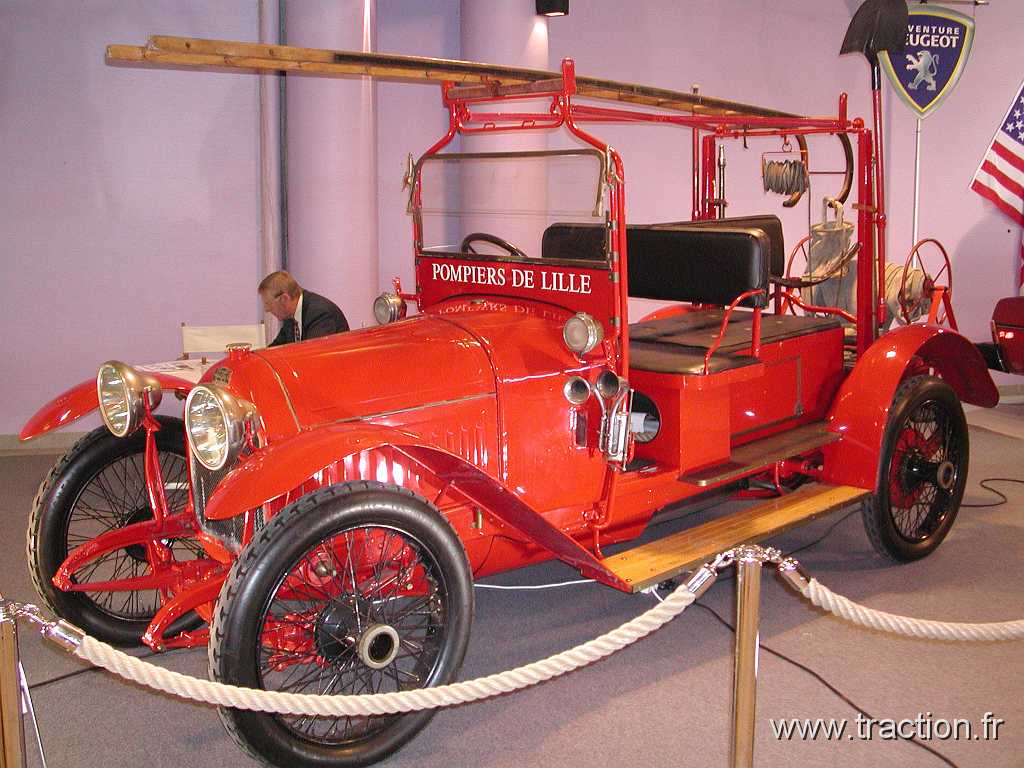 2002-10-27 Lyon 016.jpg - 27/10/2002 - 69000 LYON24me Salon POQU'AUTO - Hall 01Muse de l'Aventure Peugeot-SochauxPEUGEOT - Type 153 -  Voiture Incendie - 1919Camion chelle des Sapeurs-Pompiers de LILLE